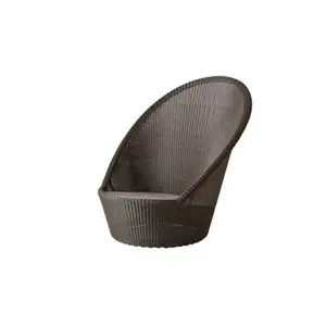 Stol med høj, rund ryg og flettet tekstur i moderne design. Enkel farve, stilfuldt og komfortabelt.