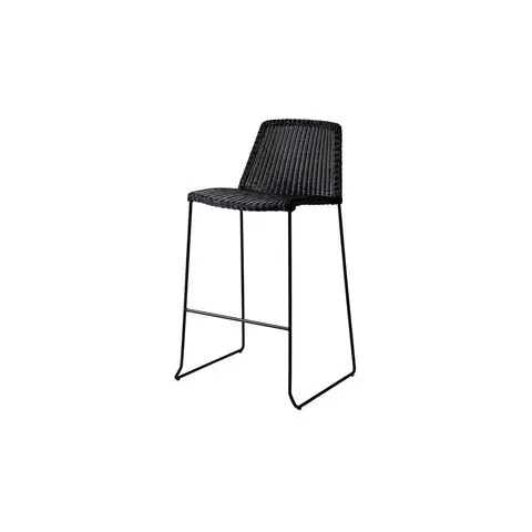 Sort barstol med flettet sæde og ryglæn, slanke ben og moderne, minimalistisk design.