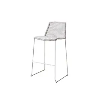 Barstol med lys vævet ryg og sæde, moderne design med fodstøtte og slanke ben.