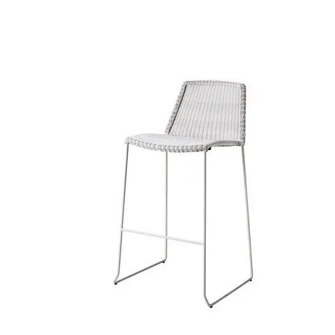 Barstol med lys vævet ryg og sæde, moderne design med fodstøtte og slanke ben.