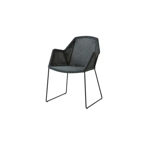 Sort udendørs stol med flettet sæde og ryglæn, armlæn og slanke metalben.