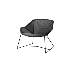 Sort loungestol med flettet sæde, minimalistiske metalben. Moderne design. Velegnet til inde/ude.
