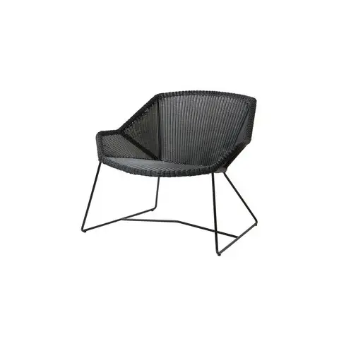 Sort loungestol med flettet sæde, minimalistiske metalben. Moderne design. Velegnet til inde/ude.