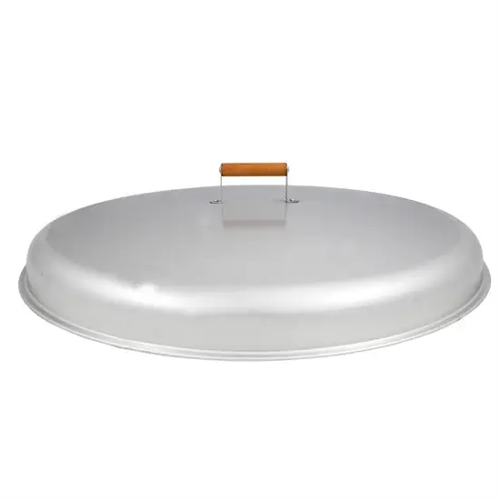 Stor rund metal låg med glat overflade og håndtag, 78 cm i diameter.