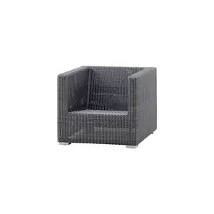 Boxformet loungestol med lige linjer, grafitfarve og flettet tekstur. Moderne design.