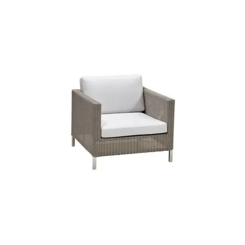 Lounge stol med flettet tekstur, hvid ryg- og sædehynde, firkantet design og lige armlæn.
