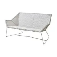 Moderne 2-pers. sofa med vævet tekstur og tyndt metalstel med geometriske ben.