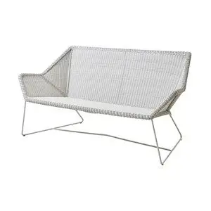 Moderne 2-pers. sofa med vævet tekstur og tyndt metalstel med geometriske ben.
