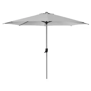 Stor, rund parasol i lysegrå med slank stang og krankhåndtag til justering.