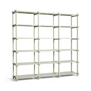 Høj reol af Hay, Woody Shelving 2.0, med 18 hylder i lys grå og gitterstruktur.
