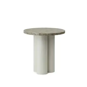 Rundt bord med travertinplade og tre cylinderformede ben i sandfarvet finish.