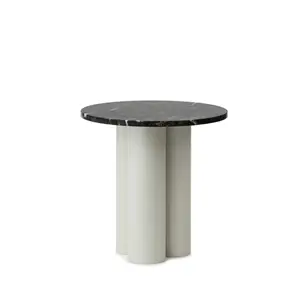 Rundt bord med mørk bordplade og sandfarvede, cylindriske ben.