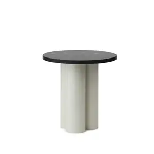 Rundt bord med mørk bordplade og tre lyse, cylindriske ben. Normann Copenhagen - Dit Table Sand.