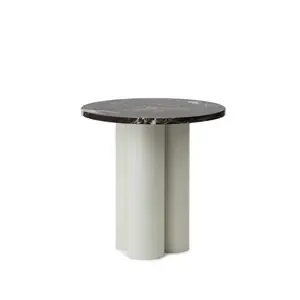Rundt bord med mørk top og lyse åretegninger, tre cylindriske ben. Designet af Normann Copenhagen.