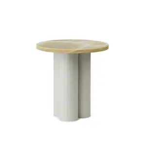 Rundt bord med mønstret bordplade i Honey Onyx, støttet af tre cylindriske ben i lys grå.