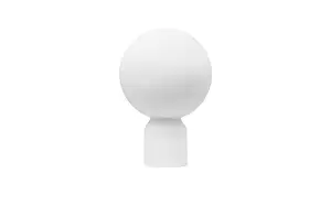 Stor hvid lampe fra Normann Copenhagen med kugleformet top og cylinderformet base.