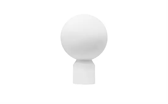 Stor hvid lampe fra Normann Copenhagen med kugleformet top og cylinderformet base.