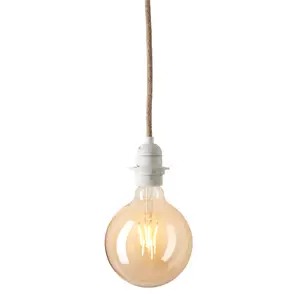 Stor rund pære med lys tekstilkabel og standard fatning, del af Halo Design Copenhagen produkt.
