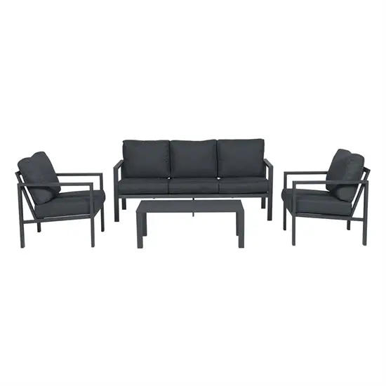 Sort loungesæt med 3-personers sofa, to stole og et bord.
