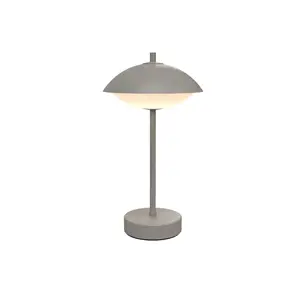 Grå muslingformet bordlampe med mat overflade og slank stålstamme, minimalistisk design.