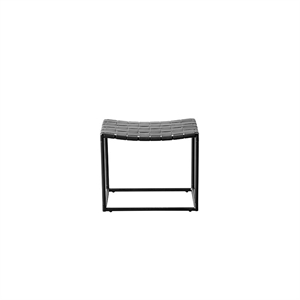 Sort taburet med metalramme og flettet lædersæde. Moderne design med buet sædeform.