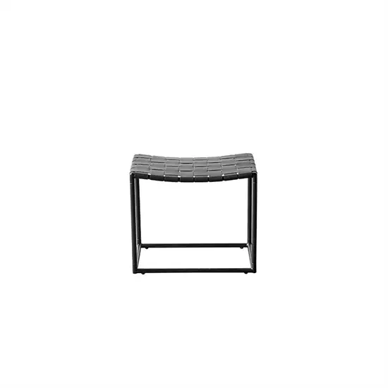 Sort taburet med metalramme og flettet lædersæde. Moderne design med buet sædeform.