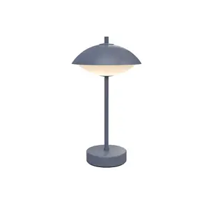Blå bordlampe med rund form og mat overflade, moderne og minimalistisk design fra Fritz Hansen.