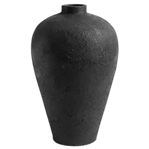 Sort vase med tekstur, rund form og smal åbning, H: 60 cm.