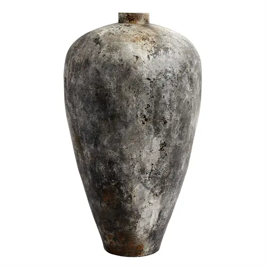 Høj, slank krukke med smal åbning, rustgrå nuancer og tekstureret overflade i terracotta.