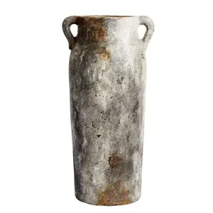 Høj, cylindrisk vase med rustgrå tekstur og to små håndtag nær toppen.