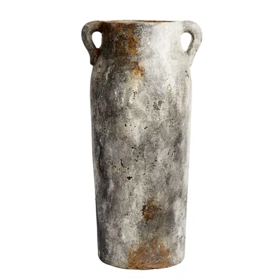 Høj, cylindrisk vase med rustgrå tekstur og to små håndtag nær toppen.
