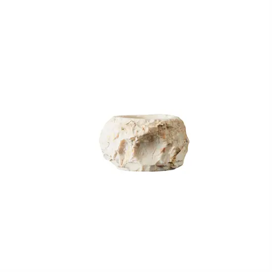 Rund lysestage fra Muubs i beige. Rustik, ujævn tekstur og flad bund.