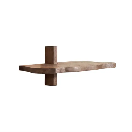 Vægmonteret reol med minimalistisk design og naturlig, ujævn kant. Rektangulær med beslag.