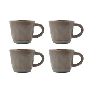 Sæt af fire rosa kopper med håndtag, arrangeret i en 2x2 formation.