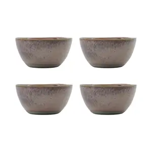 Fire runde skåle i blød rosa med plettet tekstur, arrangeret i to rækker.