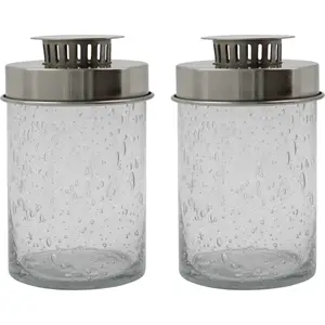 To cylindriske lanterner med boblemønster i glas og metal låg, designet til brug som lysestager.