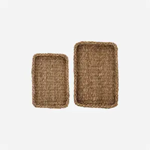 To naturfarvede bakker af søgræs med flettet design, placeret ved siden af hinanden.