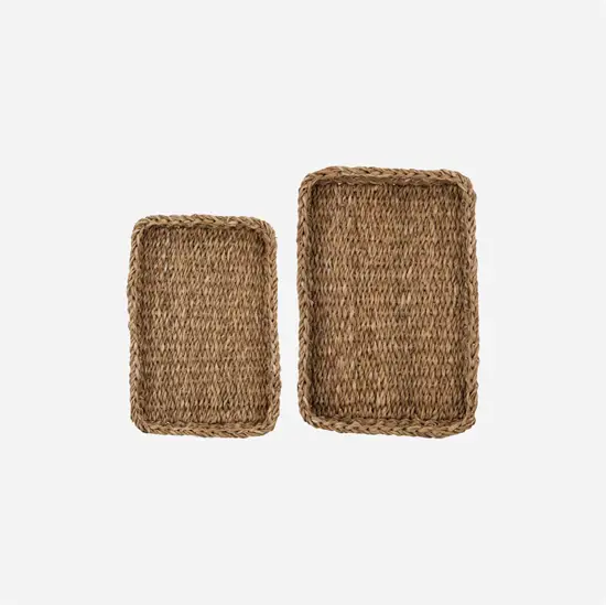 To naturfarvede bakker af søgræs med flettet design, placeret ved siden af hinanden.