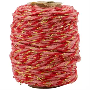 Rulle af snoet bånd i røde og lyserøde farver med gyldne tråde, giver et rustikt udseende.