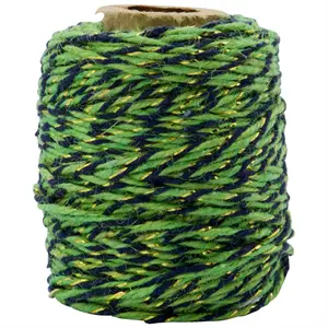 Rulle bånd med snoet design i grønne, sorte og gyldne tråde; skinnende og dekorativt udseende.