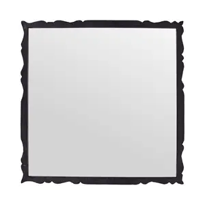 Kvadratisk spejl med mørk, bølget ramme og synlige vægbeslag på bagsiden.