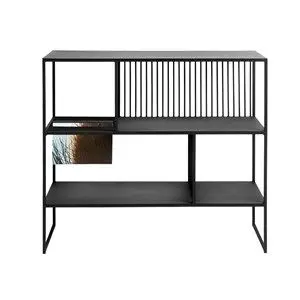 Sort minimalist reol med metalramme, to hylder og lodret stangopdeling øverst til højre.