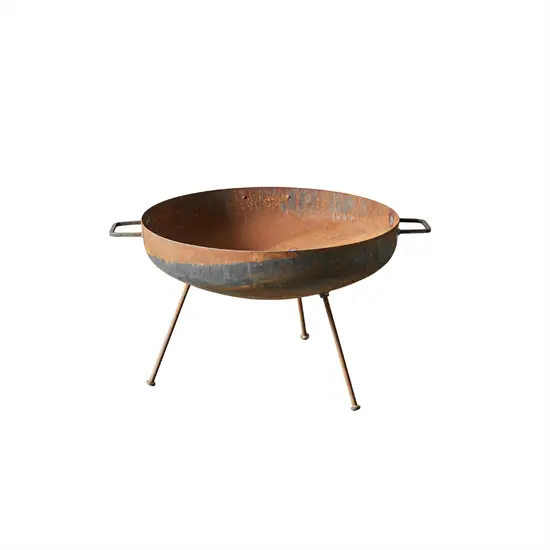 Rundt ildfad med rustikt look, tre ben og to håndtag. Bred, lav skål med robust design til nem transport.