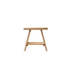 Taburet fra Muubs, Tera-model. Enkel, elegant design med flad top, skrå ben og vandret støtte.