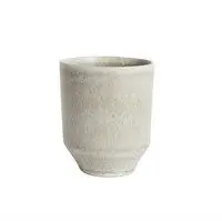 Keramikkop med cylinderform, let tilspidset bund. Tekstureret, lys overflade. Minimalistisk design.