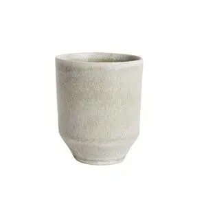 Keramikkop med cylinderform, let tilspidset bund. Tekstureret, lys overflade. Minimalistisk design.