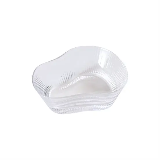 Glas skål med organisk form og lodrette ribber. Klar og gennemsigtig med let skrånende sider.