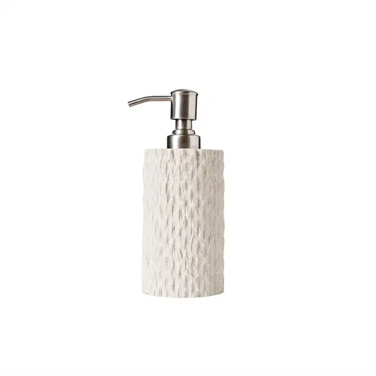Sæbedispenser fra Muubs Kama med cylinderform, tekstureret overflade og metalpumpe.