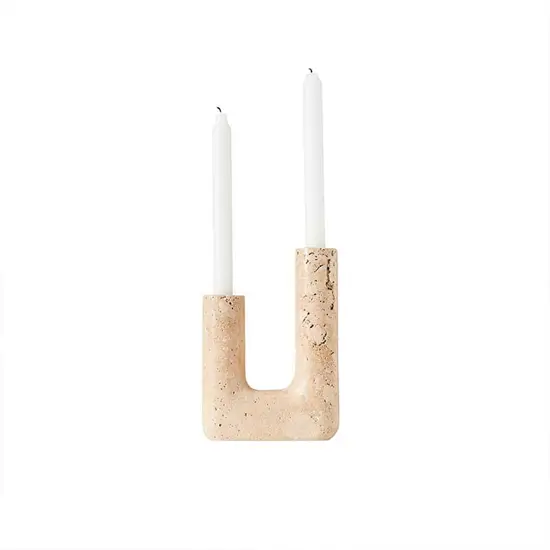 U-formet lysestage i lys creme med tekstur, designet til to lys, højde på 20 cm.