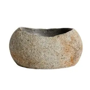 Skål med ru yderside og glat inderside, ujævn form, håndlavet look, lavet af riverstone.